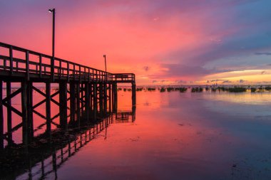 Mobile Bay 'de günbatımı Daphne, Alabama' daki Bayfront Park 'ta. 