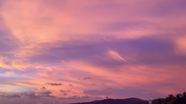 Драматическое красивое голубое небо на фоне облаков. Розовая фиолетовая облачность. перемещение — стоковое видео