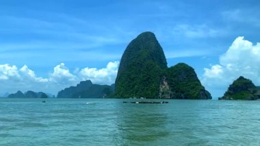 Güneşli bir günde tropikal adanın güzel hareketli doğa ve deniz manzarası.