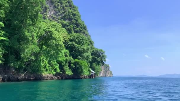 Pohybující se záběr na moře a zelené hory pod modrou oblohou na tropickém ostrově. — Stock video