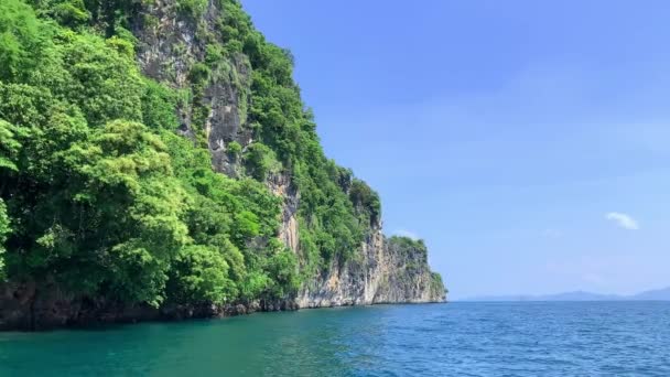 Panoramatický pohled slavný ostrov Phi Phi v Thajsku s mořem, čluny a horami v krásné laguně — Stock video