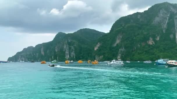 Thailand, Phi Phi Eilanden, speedboten en jachten. zonnige dag bij populaire toeristische bezienswaardigheid. — Stockvideo