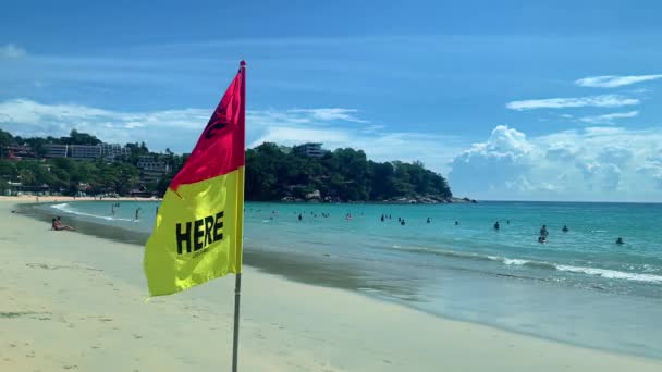 泰勒，phuket游泳在这里的国旗。在海滩上的安全和危险。危险的安全地带，营救 — 图库视频影像