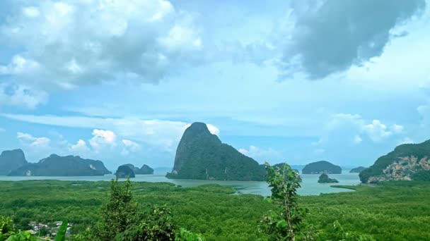 Úžasná přírodní scenérie moře a hor na tropickém ostrově v Thajsku. — Stock video