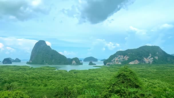 Pohled na Phang Nga Bay v Thajsku. Steadicam záběr tropického ostrovního ráje. phuket, asia. — Stock video