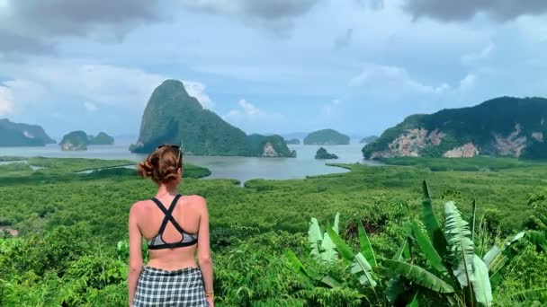 Jonge vrouw kijkt naar prachtige natuur tijdens het reizen op tropisch eiland. — Stockvideo