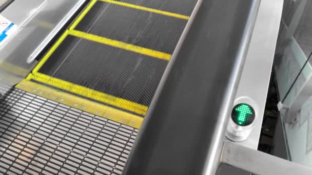 Поднимаемся по ступенькам с эскалатором в торговых центрах, аэропорту, на вокзале. транспортная лестница. — стоковое видео