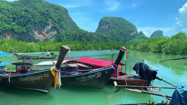Пхукет, Таиланд - январь 2020: Длинные лодки для туристической достопримечательности и голубая вода в заливе Майя на острове Пхи Пхи Пхукет Краби Таиланд — стоковое видео