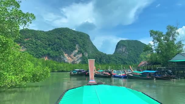 Phuket, Thajsko - leden 2020: Loď se pohybuje podél řeky v malebné laguně na tropickém ostrově za slunečného dne. — Stock video