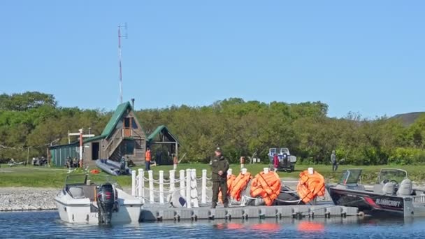 Jezioro Niedźwiedź, Rosja, 20 września 2020 Profesjonalny człowiek stacji ratowniczej na molo spotkanie łodzi — Wideo stockowe