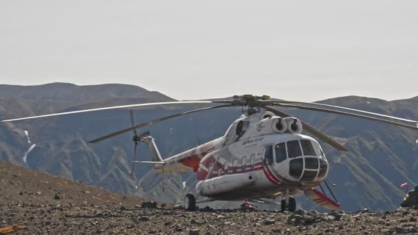 Tolbachik mountain, Rusland, 20 september 2020 Hedendaags vliegtuig en natuur. ridder aero of vityaz aero bedrijf. — Stockvideo