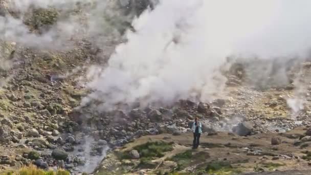 Wander- und Ökotouristin dreht Video am Geysir — Stockvideo