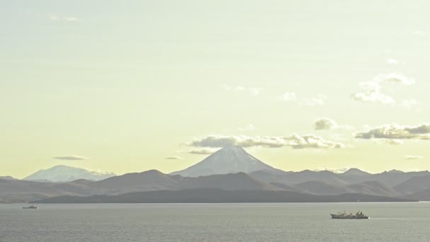 Barco navio mercante carga barco estão ancorados na água do oceano tranquila — Vídeo de Stock