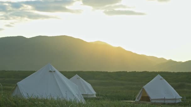 Eco acampamento glamping turístico grandes tendas no prado selvagem na primavera — Vídeo de Stock
