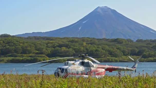 Petropavlovsk-Kamtsjatski, Rusland, 20 september 2020, Modern vliegtuig en natuurhelikopter aan meer en berg — Stockvideo