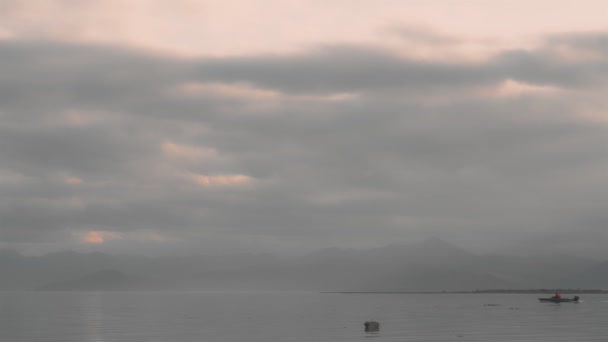 Viajero que se mueve en barco en el mar en el día nublado de otoño en la península de Kamchatka. — Vídeos de Stock