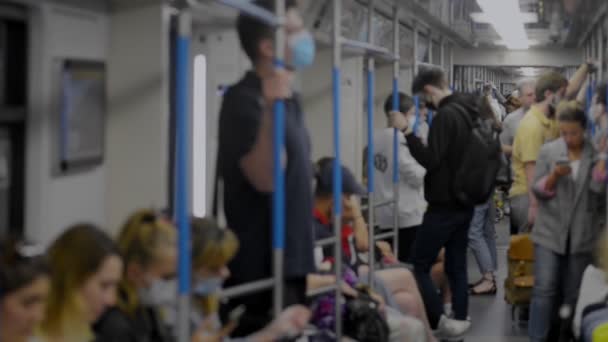 Viele Reisende in Moskauer U-Bahn während der Pandemie. — Stockvideo
