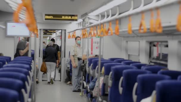 Wygodny transport dla obywateli Ludzie jeżdżą pociągiem metra — Wideo stockowe