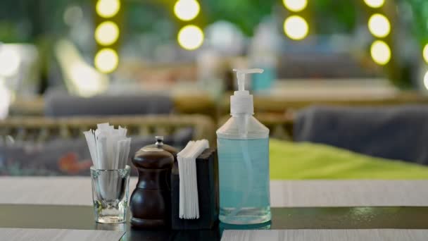 城市餐厅室内用手部清洁剂洗手的人影. — 图库视频影像
