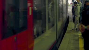 Yeraltı ve metro vagonları şehrin dışından geçiyor..