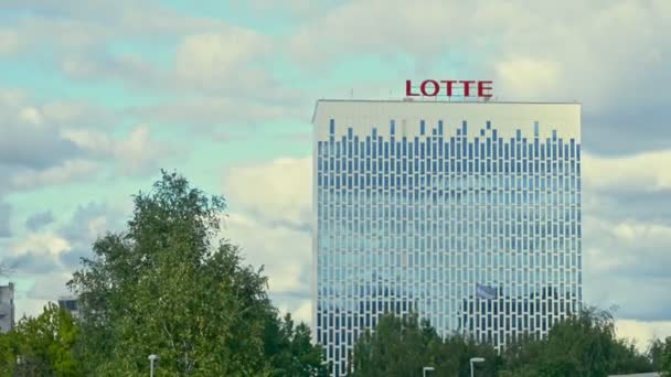 Moskwa, Rosja, 30 sierpnia 2020, Stylowa architektura miejska Lotte Hotel pod chmurnym niebem — Wideo stockowe