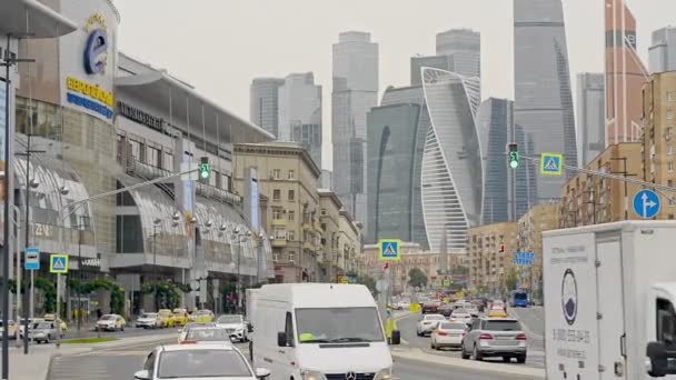Moskow, Rusia, 30 de agosto de 2020, Moscú, Rusia, 30 de agosto de 2020, Centro de negocios internacional y tráfico en carretera durante el día. Ciudad — Vídeo de stock