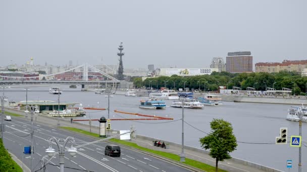 Moskow, Rusia, 30 de agosto de 2020, Ciudad capital y embarcaciones de agua navegan a lo largo del río Moskva — Vídeos de Stock