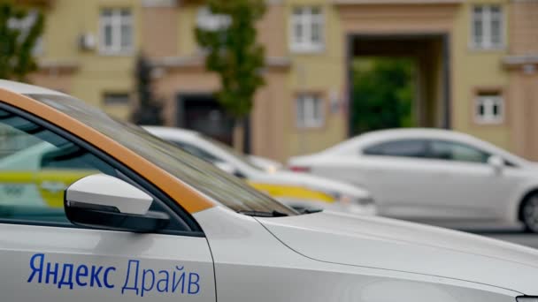 Moskow, Ρωσία, 30 Αυγούστου 2020, yandex drive car — Αρχείο Βίντεο