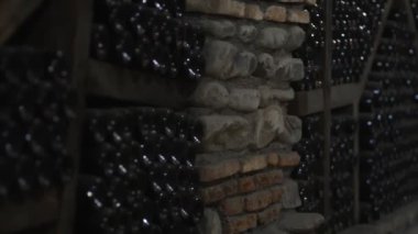 Şarap ve şarap restoranda sayısız şişe tadıyor.