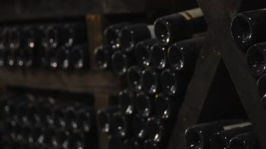Şarap endüstrisi şişelerinin eski gelenekleri depoda.