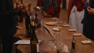 Eski kültür turistlerinin şarap dezenfeksiyonuna katıldığını öğrenmek