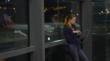 Modern uçak ve çevrimiçi teknoloji kadını
