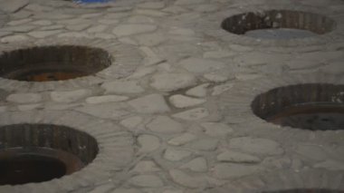 Geleneksel şarap yapma teknolojisi. Dev bir Qvevri zemini kazdı.