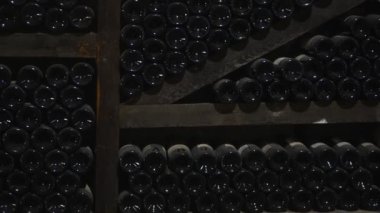 Şarap endüstrisinin eski gelenekleri raflarda tozlu şişeler