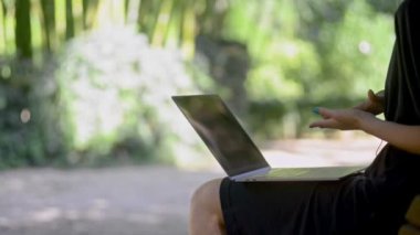 İnternet kaynakları işkadını video çağrısında el kol hareketi yapıyor