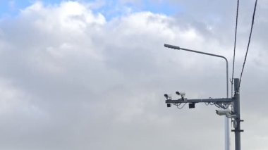Büyük şehir merkezindeki kutuplara monte edilmiş CCTV kameralarının yakın görüntüsü..