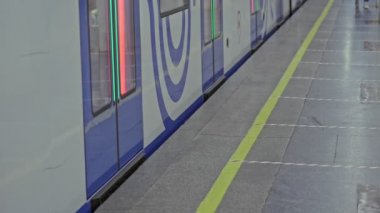 Metro vagonunun kapılarını açtığı ve Moskova 'ya giren insanların yakın görüntüsü..