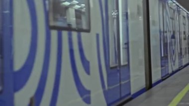 Şehir toplu taşıma treni metro istasyonuna varır.