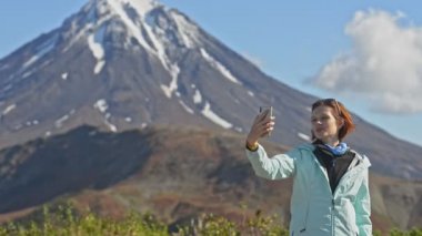 Yürüyüş ve çevreci kadın blogcu dağda video çekiyor