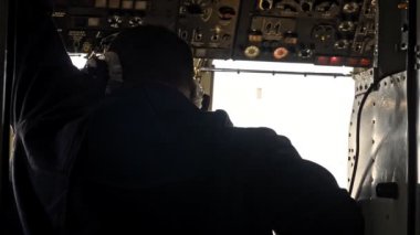 Gökyüzü pilotundaki çağdaş uçak helikopter sürüyor