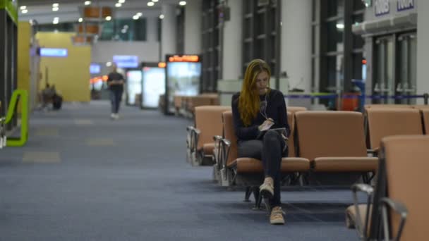 Contemporânea confortável terminal de aeroporto senhora relógios de vídeo — Vídeo de Stock