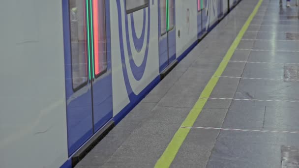 Nahaufnahme der U-Bahn öffnet ihre Türen und die Menschen gehen hinein in der Stadt Moskau. — Stockvideo