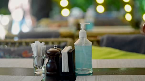 Persoon toe te passen antisepticum bij de hand in cafe close-up. Onherkenbare man gebruikt desinfecterende gel dispenser — Stockvideo