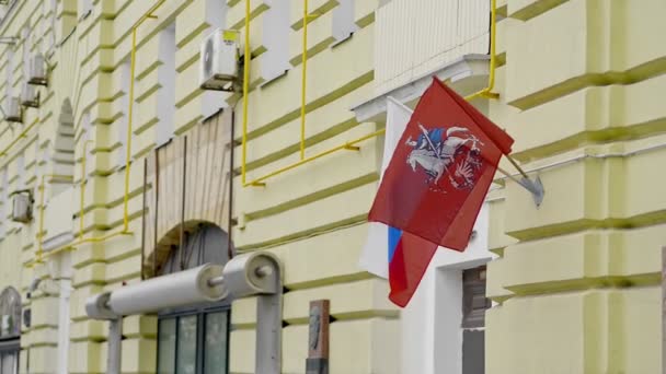 Flagi Moskwy i Federacji Rosyjskiej na ulicy miejskiej — Wideo stockowe