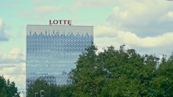 Moskow, Rusia, 30 Agustus 2020, Perusahaan Building of lotte berdiri di kota Moskow pada hari musim panas di luar ruangan. — Stok Video