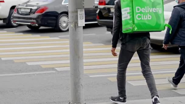Moskau, Russland, 30. August 2020, Take out Delivery Clab Kurier Mann wartet auf grüne Ampel, um Straße zu überqueren — Stockvideo
