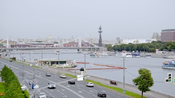 Moscú, Rusia, 30 de agosto de 2020. Tráfico por carretera en el terraplén de Frunzenskaya. Día nublado en la universidad de Rusia — Vídeos de Stock