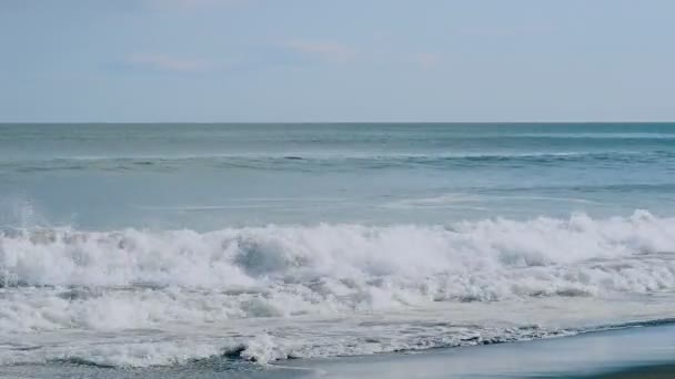 Hullámok roll a homokos strandon Csodálatos kilátás a napsütéses napon — Stock videók