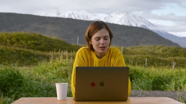 Mulher com laptop ao ar livre viajante fala em videochamada — Vídeo de Stock