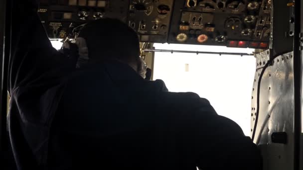 Σύγχρονα αεροσκάφη στον ουρανό πιλότος οδηγεί ελικόπτερο — Αρχείο Βίντεο